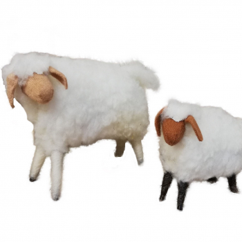 Handgearbeitete Schafe und Lämmer
